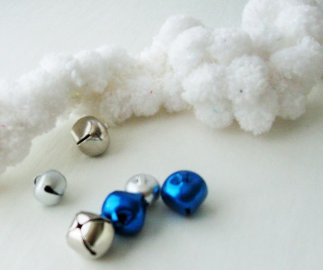 pom-pom yarn knit dog collar